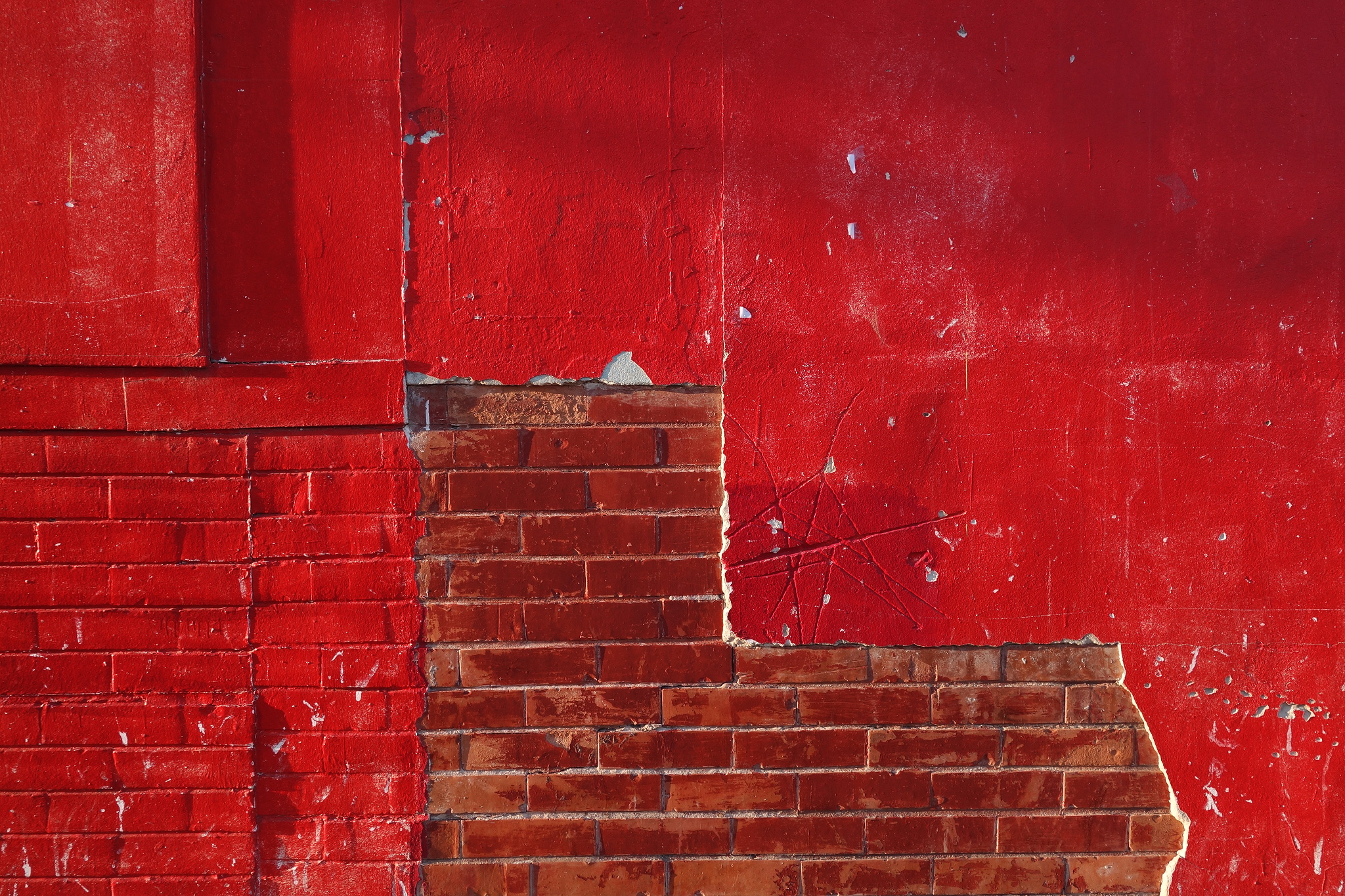 superficie rugosa de una pared roja